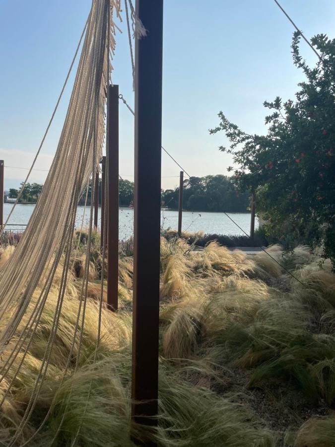 Evasion Au Fil De L Eau Pause Avec Jardin Au Bord Du Canal Du Midi *